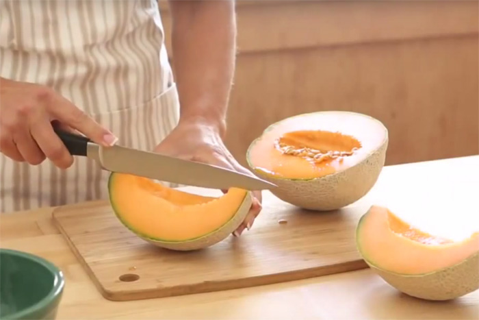 slicing-cantaloupe